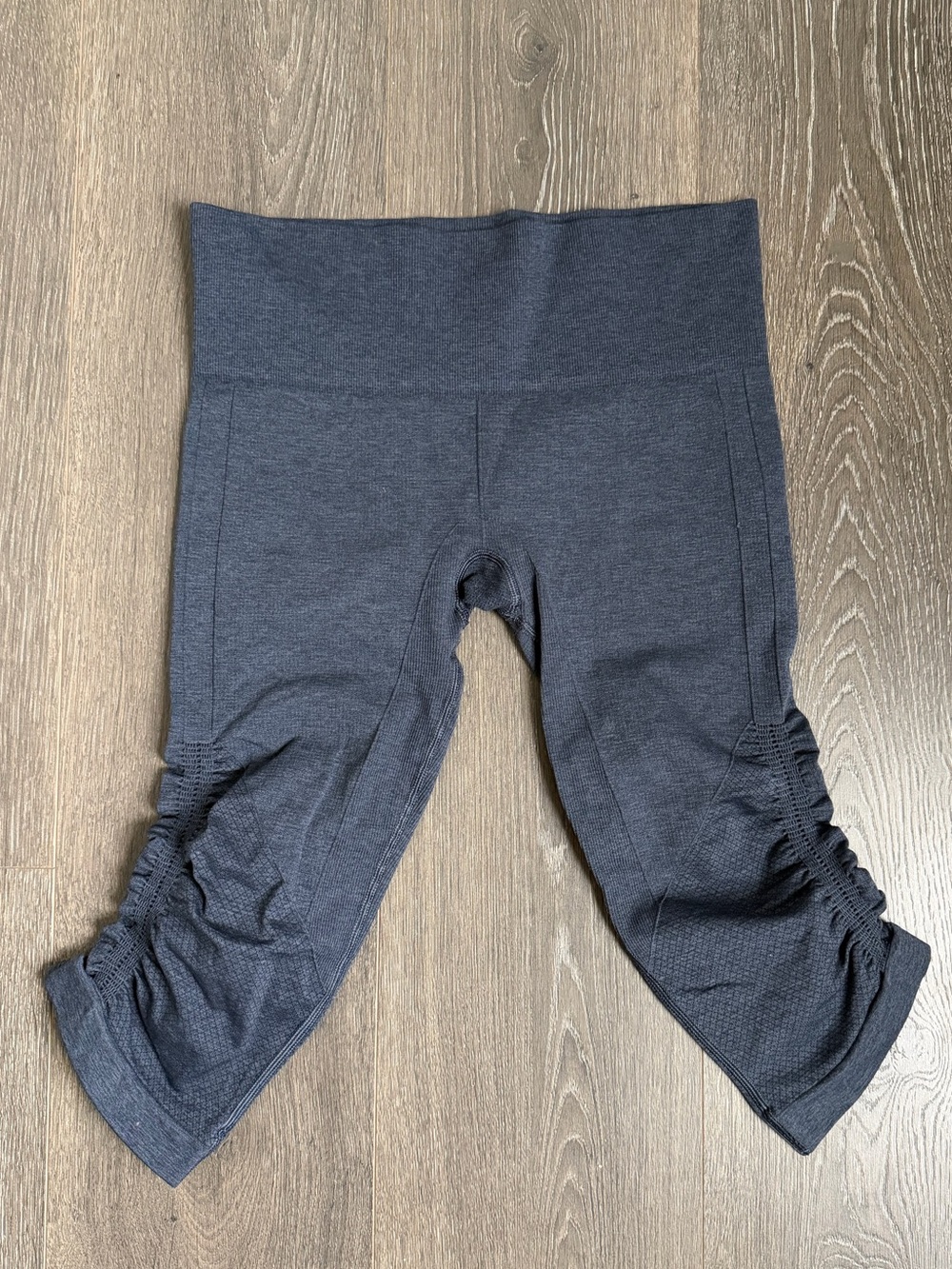 lululemon Ruched Capri Leggings Gray Women’s Yoga Workout Athletic Size M/L - Picture 2 of 4